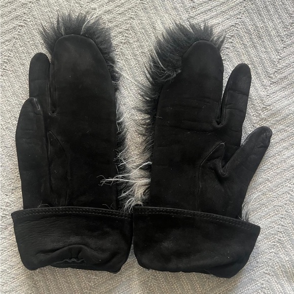 Chanel Suede Gloves - Picture 2 of 4